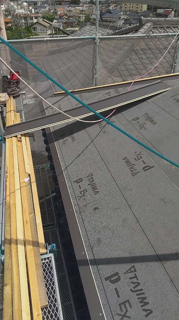 屋根工事で改質アスファルトルーフィングを施工した状況