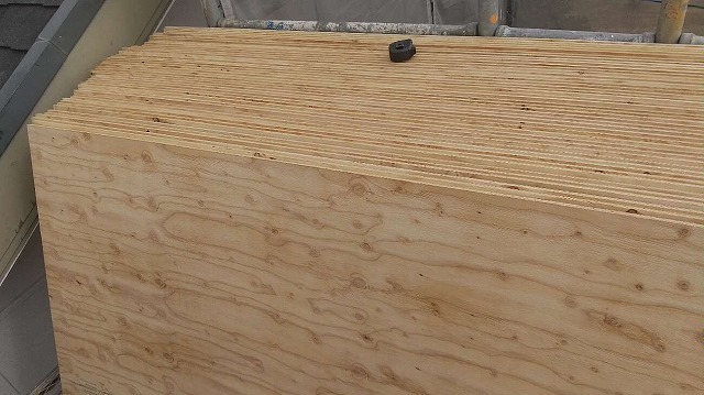 屋根カバー工法の下地となる合板