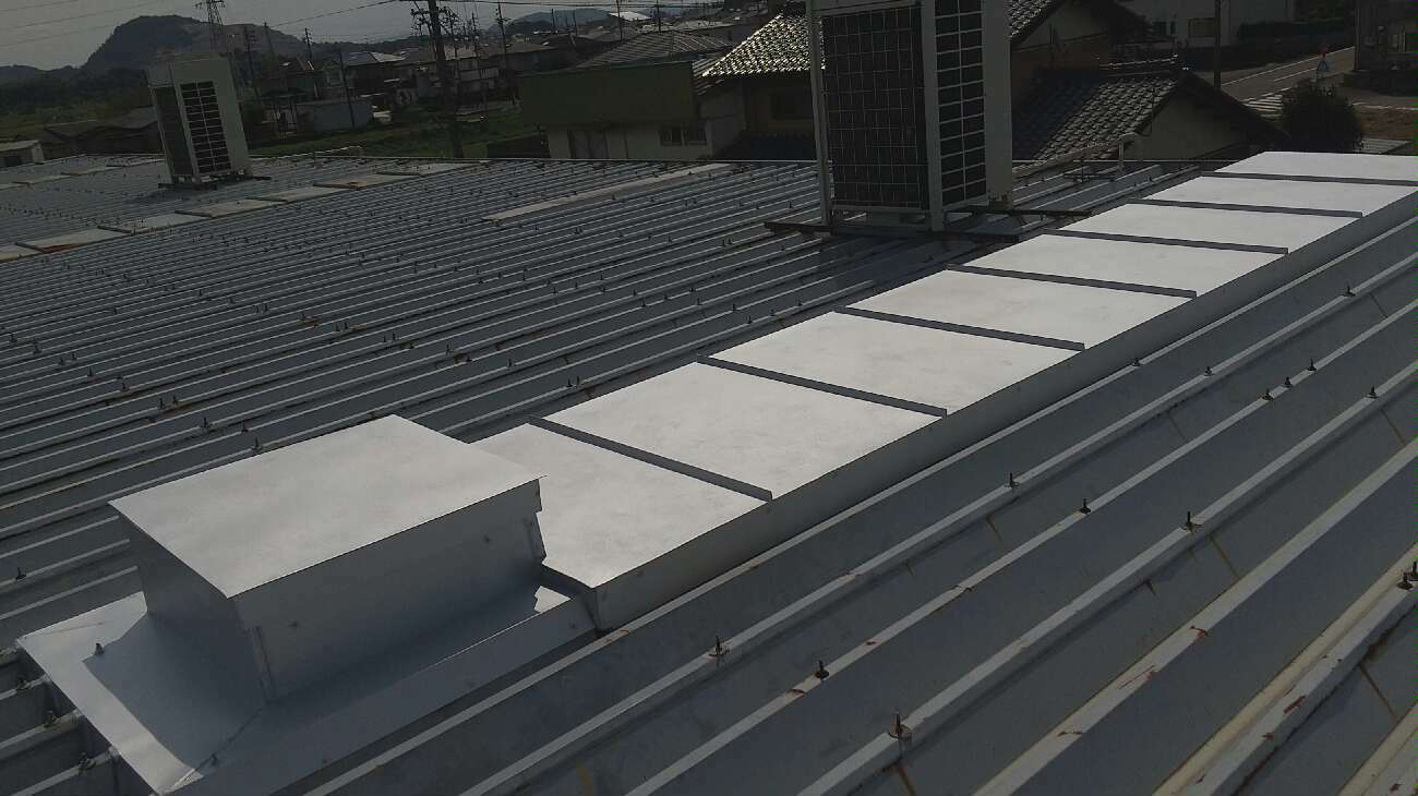 カバー工法によるメンテナンス後の折板屋根の