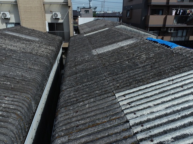 貸倉庫の波型スレート屋根のドローン調査