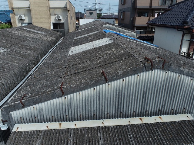 波型スレート屋根のケラバの金物のサビ