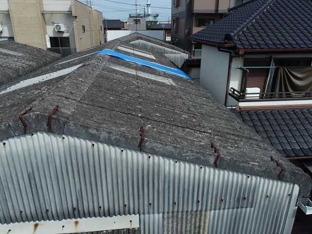 貸倉庫の波型スレート屋根のケラバ劣化状況
