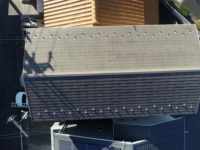 名古屋市港区のスレートの3階建て屋根でガルバリウム鋼板を用いたカバー工法