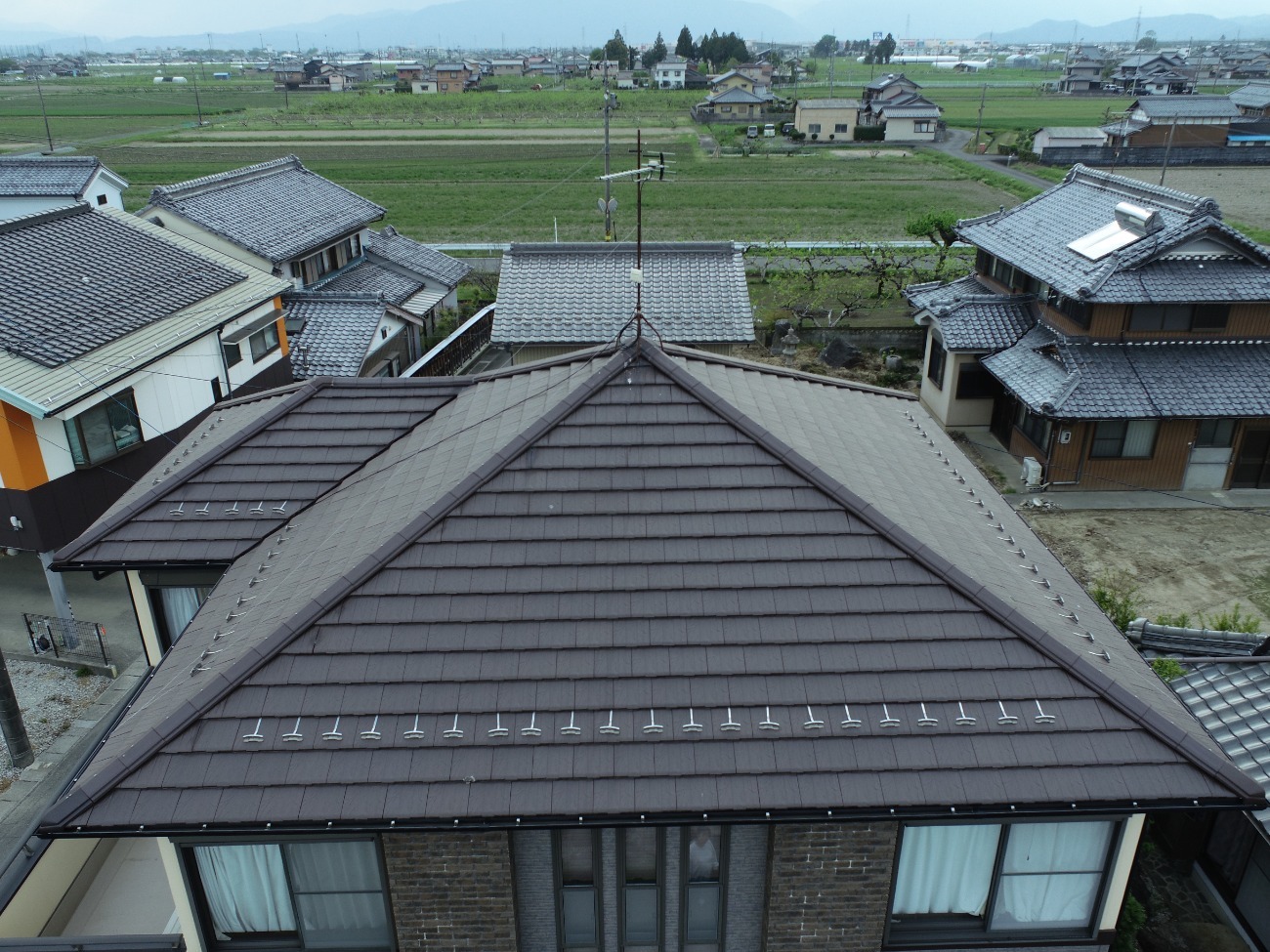 棟瓦の取り直しを行う緑区の住宅