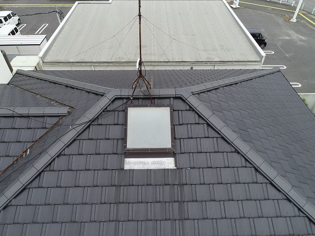 屋根の天窓周辺を確認している点検時の様子