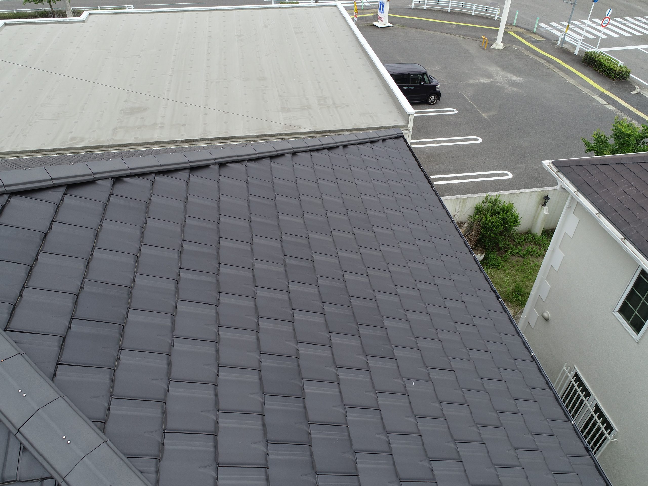 棟瓦の釘の浮きや漆喰の変色など劣化症状を確認