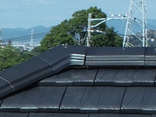 豊橋市の住宅屋根で棟瓦やビスの浮きを確認