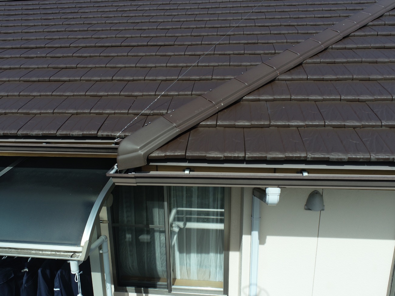 隅棟に積まれた棟瓦のズレ