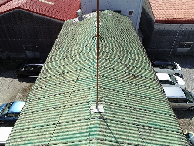 資材倉庫の屋根に設置されている避雷針の様子