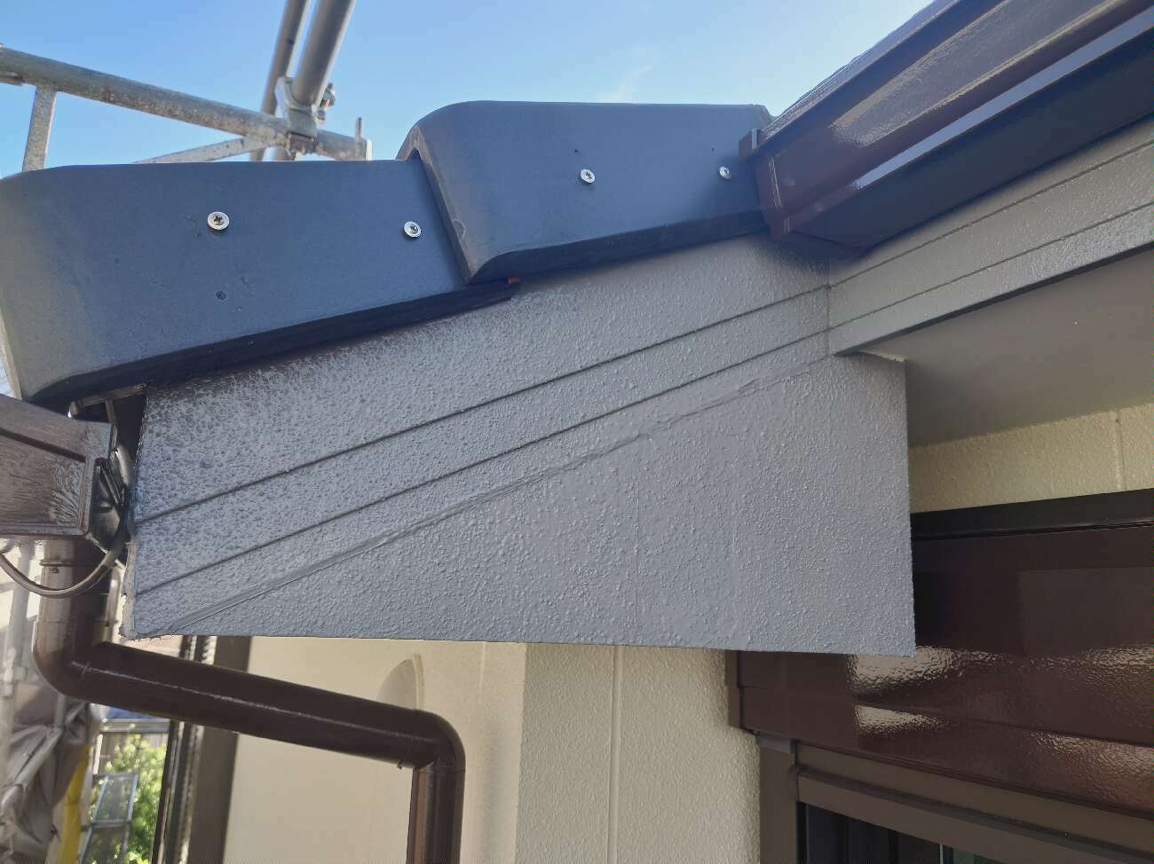 塗装後の破風板と鼻隠し