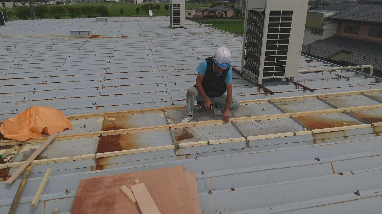 折板屋根のカバー工法による雨漏り修理