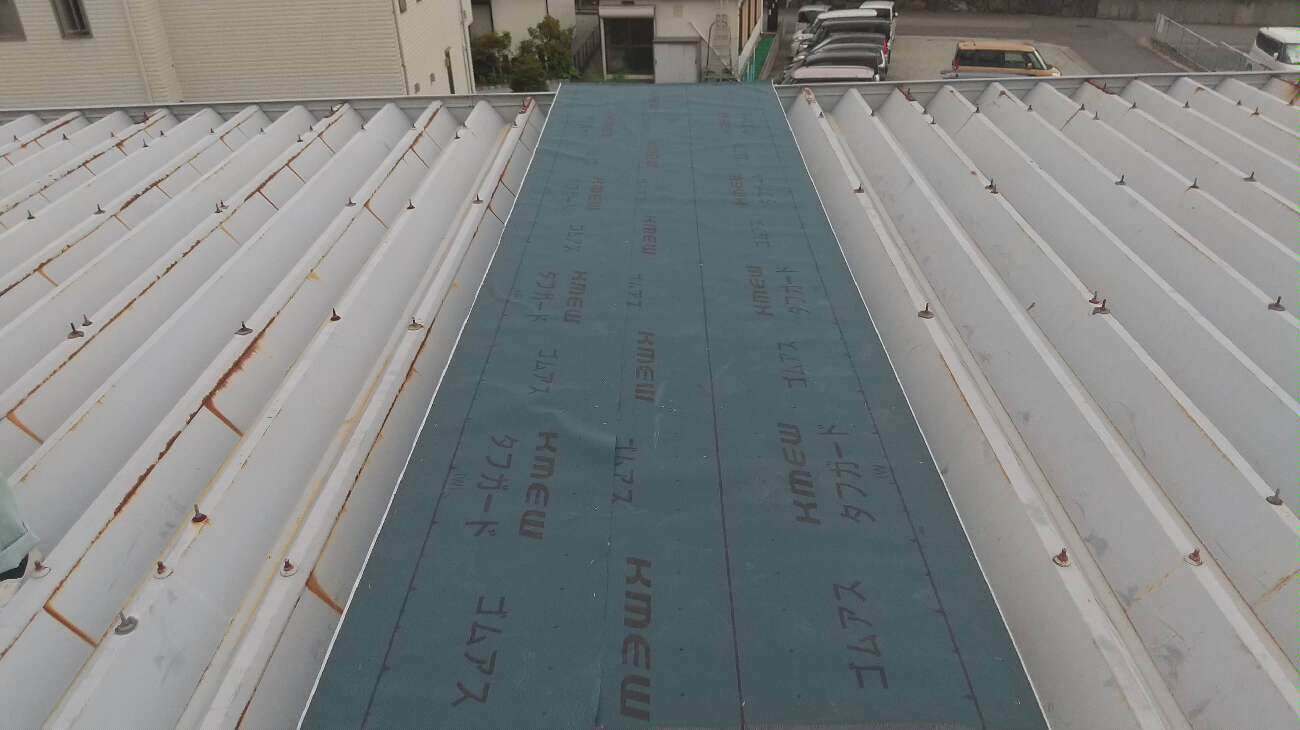 防水シートの貼り付け