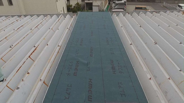 折板屋根のカバー工法で改質アスファルトルーフィングによる防水処理