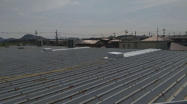 名古屋市緑区の工場で雨漏りの原因となっていた折板屋根のカバー工法による修理の様子