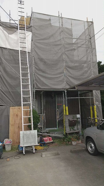 屋根カバー工法うあ外壁塗装を行うための足場設置工事