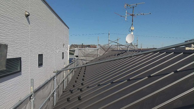 カバー工法で施工したガルバリウム鋼板屋根に新たな雪止め金具を設置