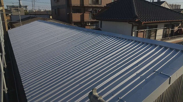 波型スレート屋根をガルバリウム鋼板製の折板屋根カバー工法でメンテナンス