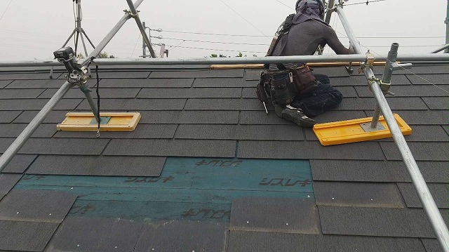 コロニアル屋根の張り替えを行うための棟板金の一時撤去