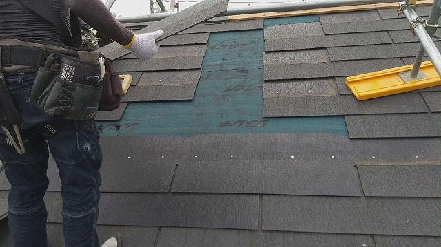 抜け落ちたコロニアル屋根の部分張り替えによる修理を行う屋根職人