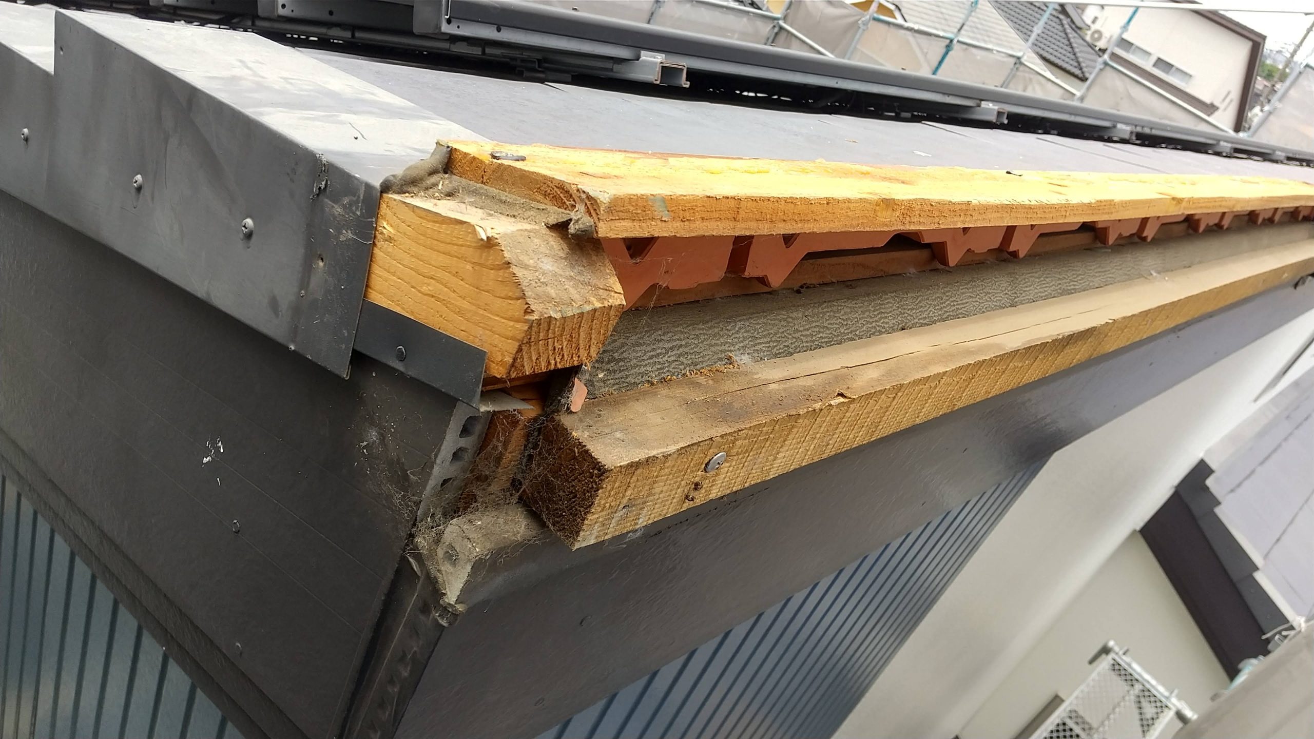 板金が外れている屋根