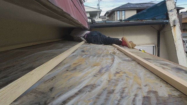 サンルームのポリカ屋根にカバー工法の下地づくり