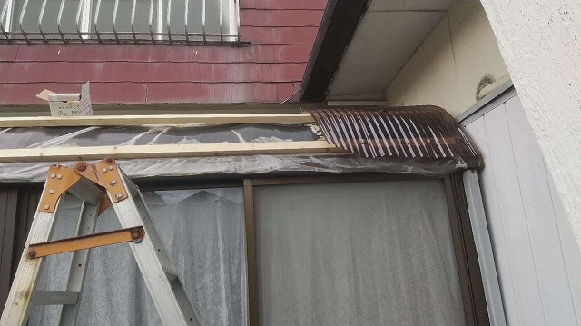 サンルームの屋根にR加工したポリカ波板でカバー工法
