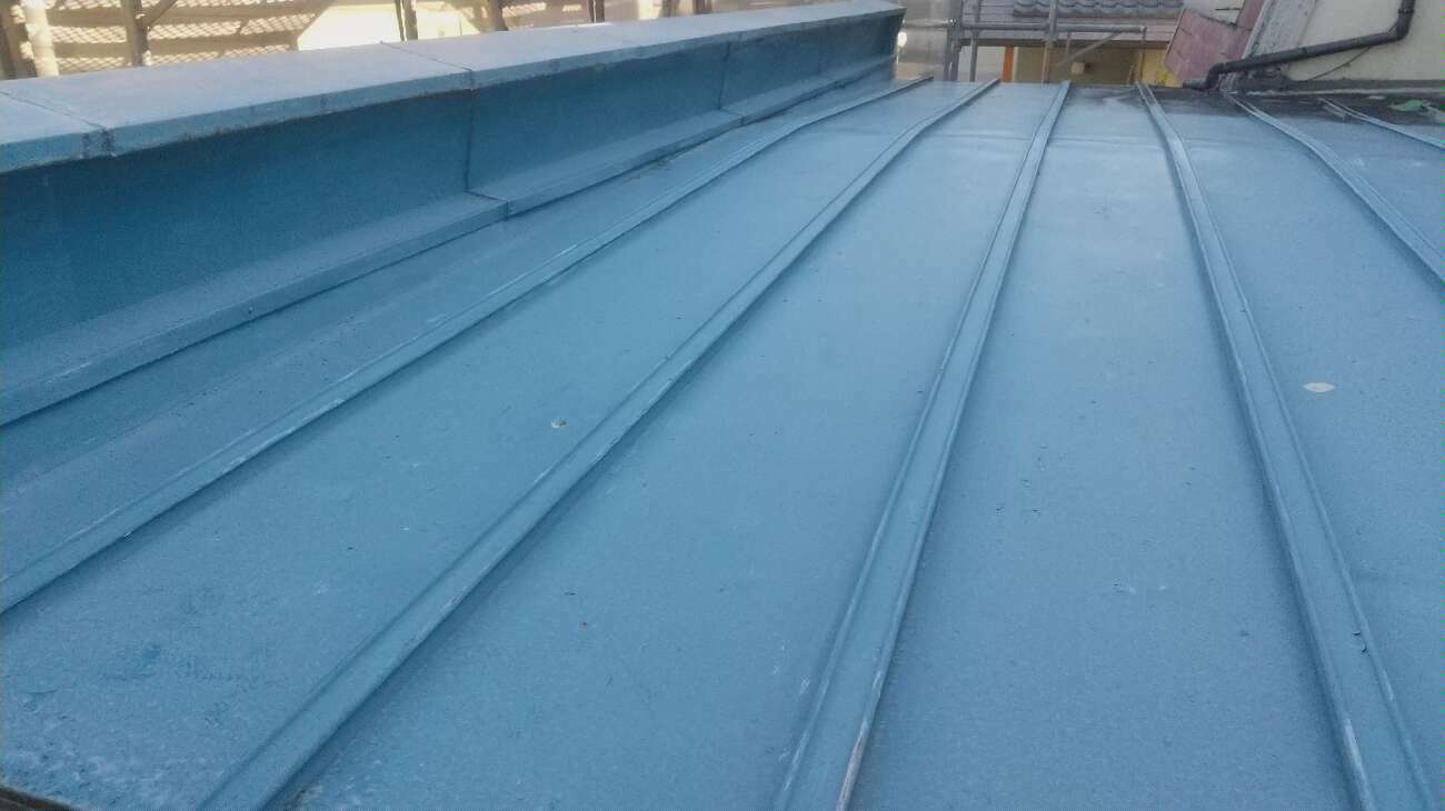 雨漏りが起こった瓦棒葺きの下屋根