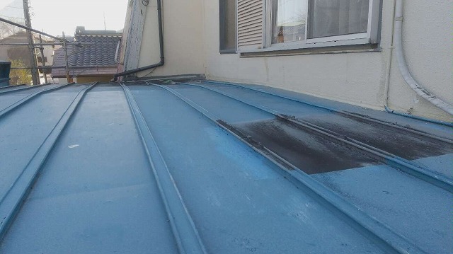 1.5寸勾配の金属屋根仕上げの下屋根
