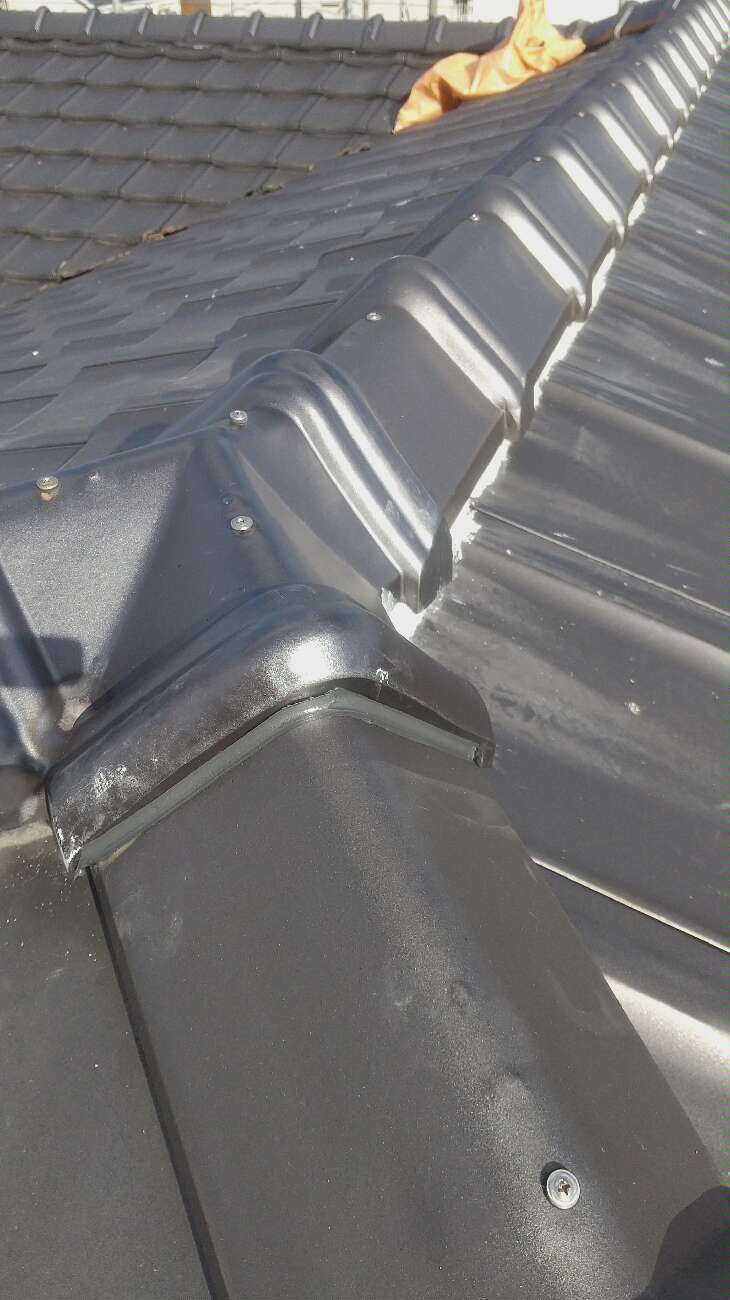 屋根の棟瓦取り直し工事後