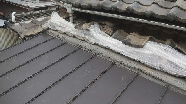 屋根葺き替え工事のガルバリウム鋼板屋根施工の様子