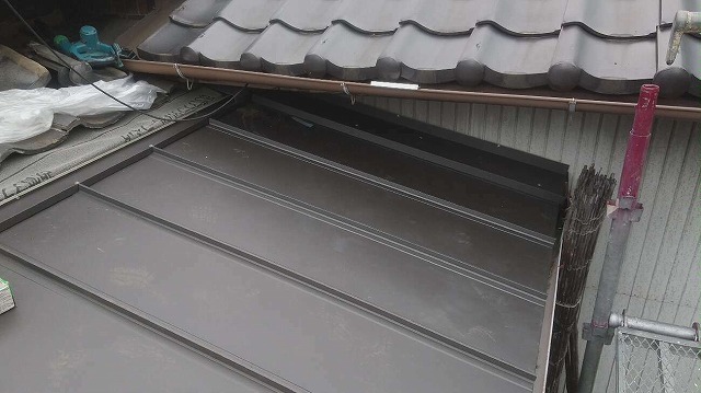 瓦棒葺き屋根をガルバリウム鋼板屋根で葺き替えた様子