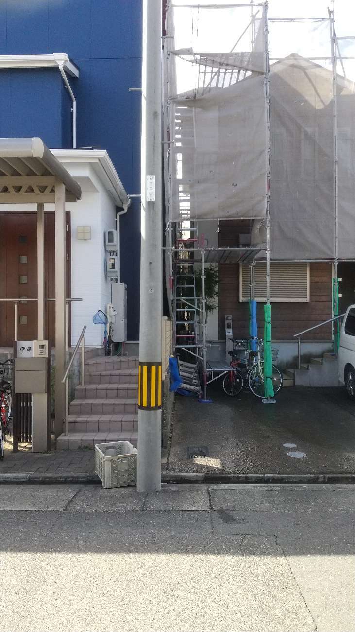 外壁工事にて狭小地に足場設置