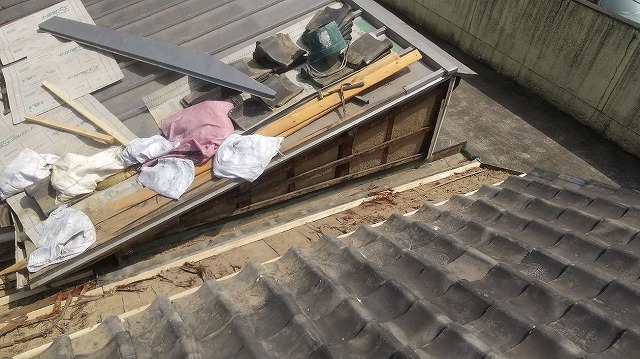 屋根瓦の一部と外壁板金を撤去した状況
