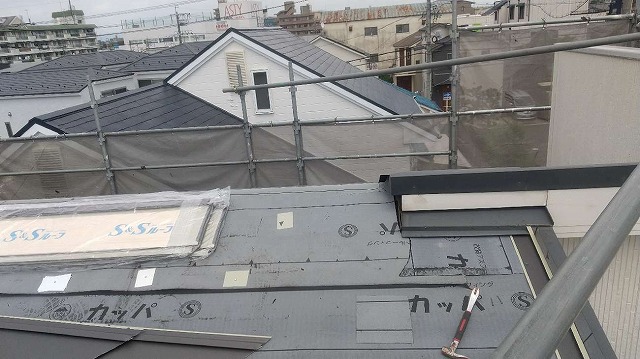 板金役物で雨仕舞処理をしてガルバリウム鋼板屋根の施工