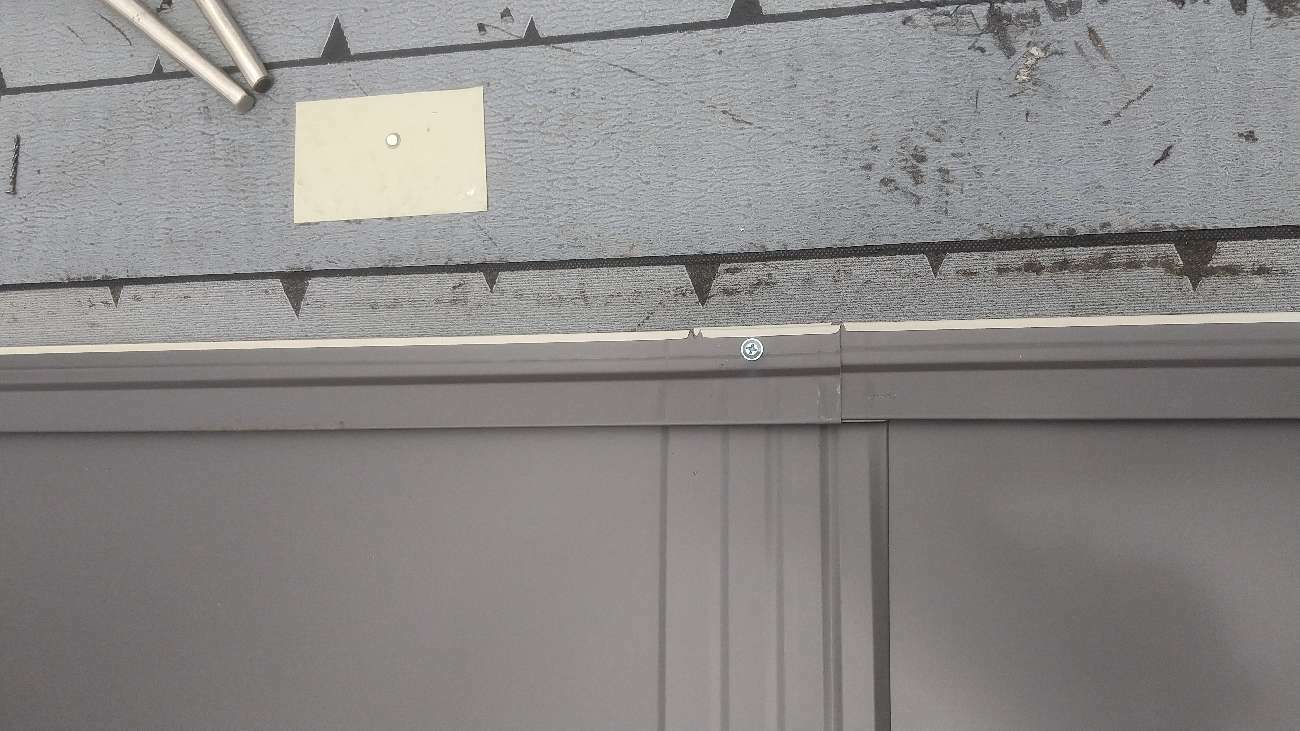 ガルバリウム鋼板をビスで固定