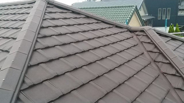住宅屋根の棟瓦ズレ修復の現場調査時の様子