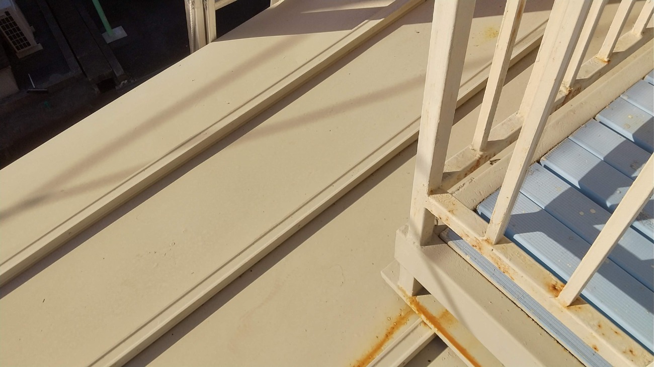 瓦棒葺きの下屋根