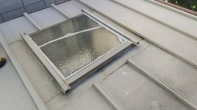 下屋根に設置している天窓の劣化を確認した現場調査