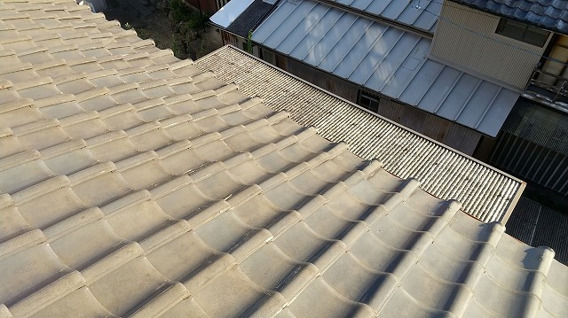 張り替えを行うベランダ屋根のガラス繊維入りの波板