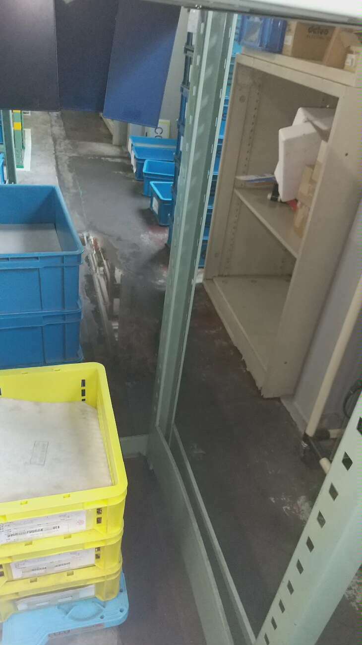 雨漏りが発生した工場建物内