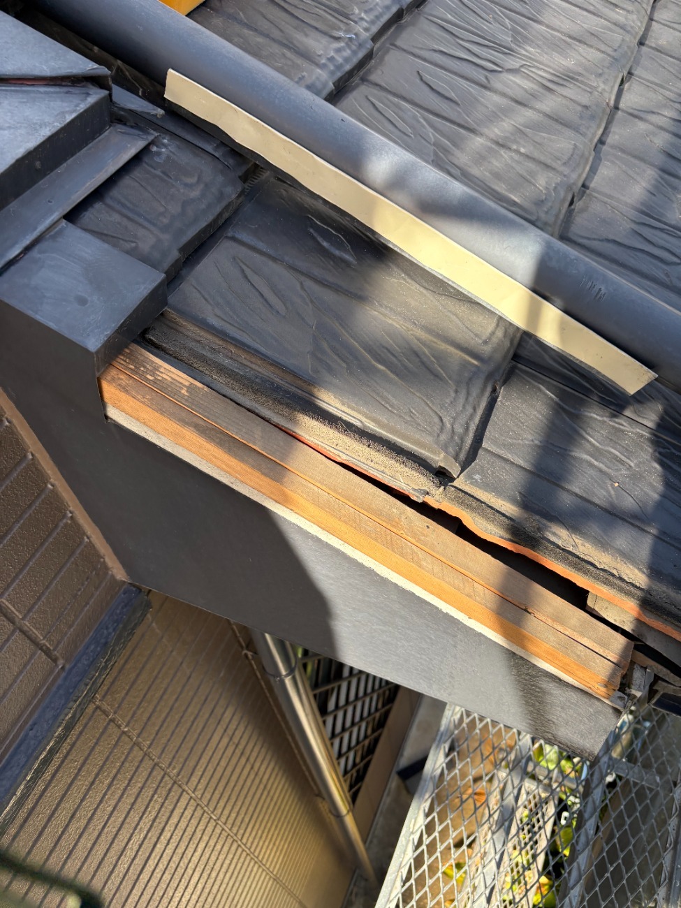 既存のケラバ板金を取り外した状況