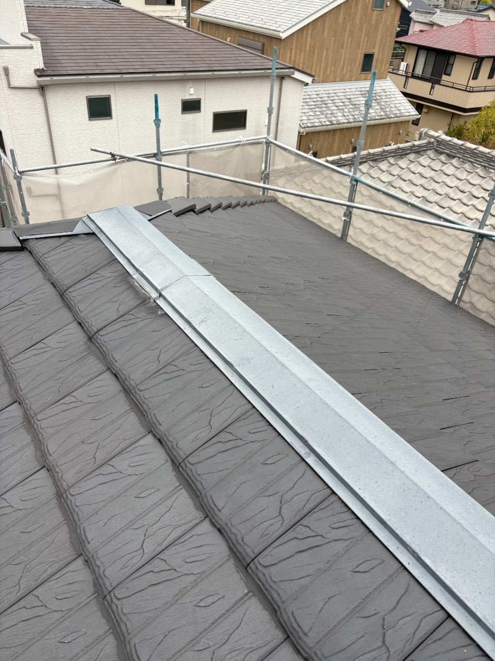 既存の棟板金の撤去作業