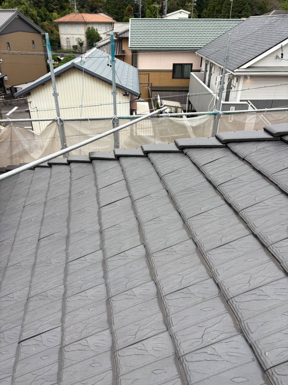 隅棟の差し棟板金に瓦役物を設置した様子