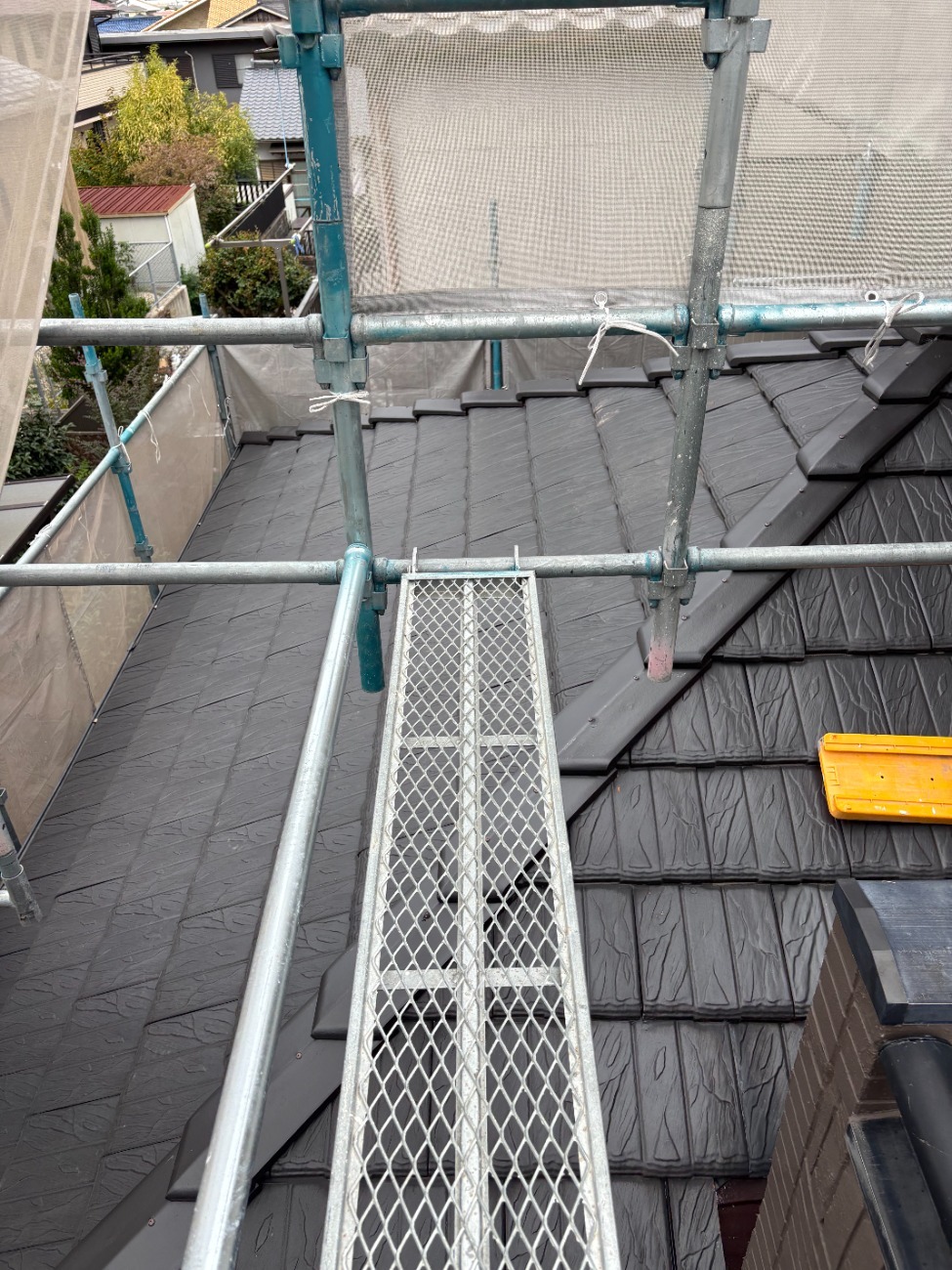隅棟の差し棟板金に瓦役物を設置した後の屋根