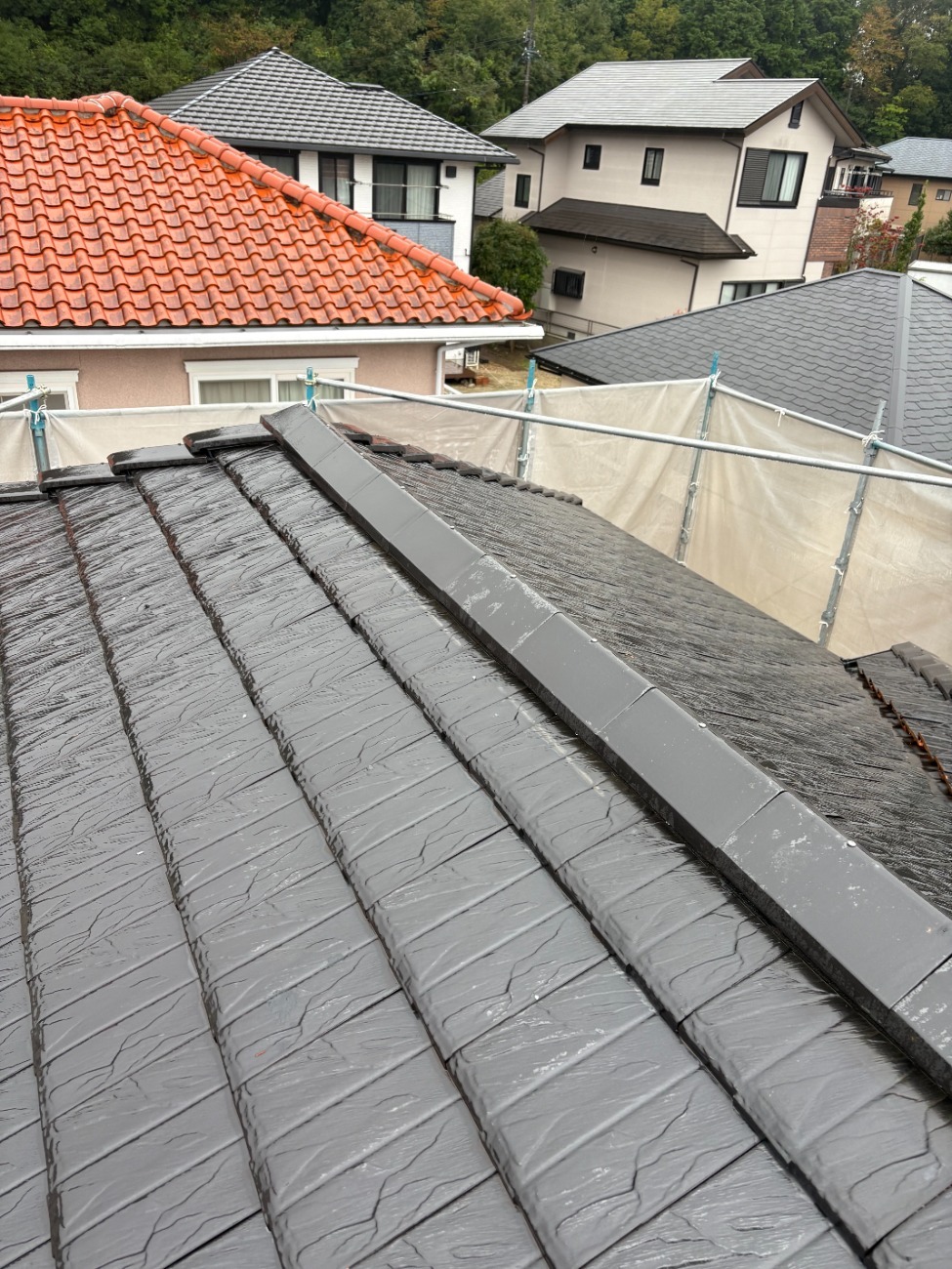 三角冠瓦を設置した後の屋根