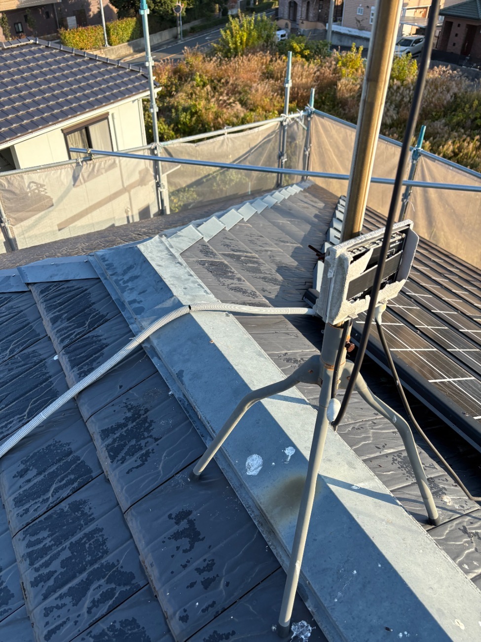 豊明市の住宅に屋根に設置された板金役物の劣化状況