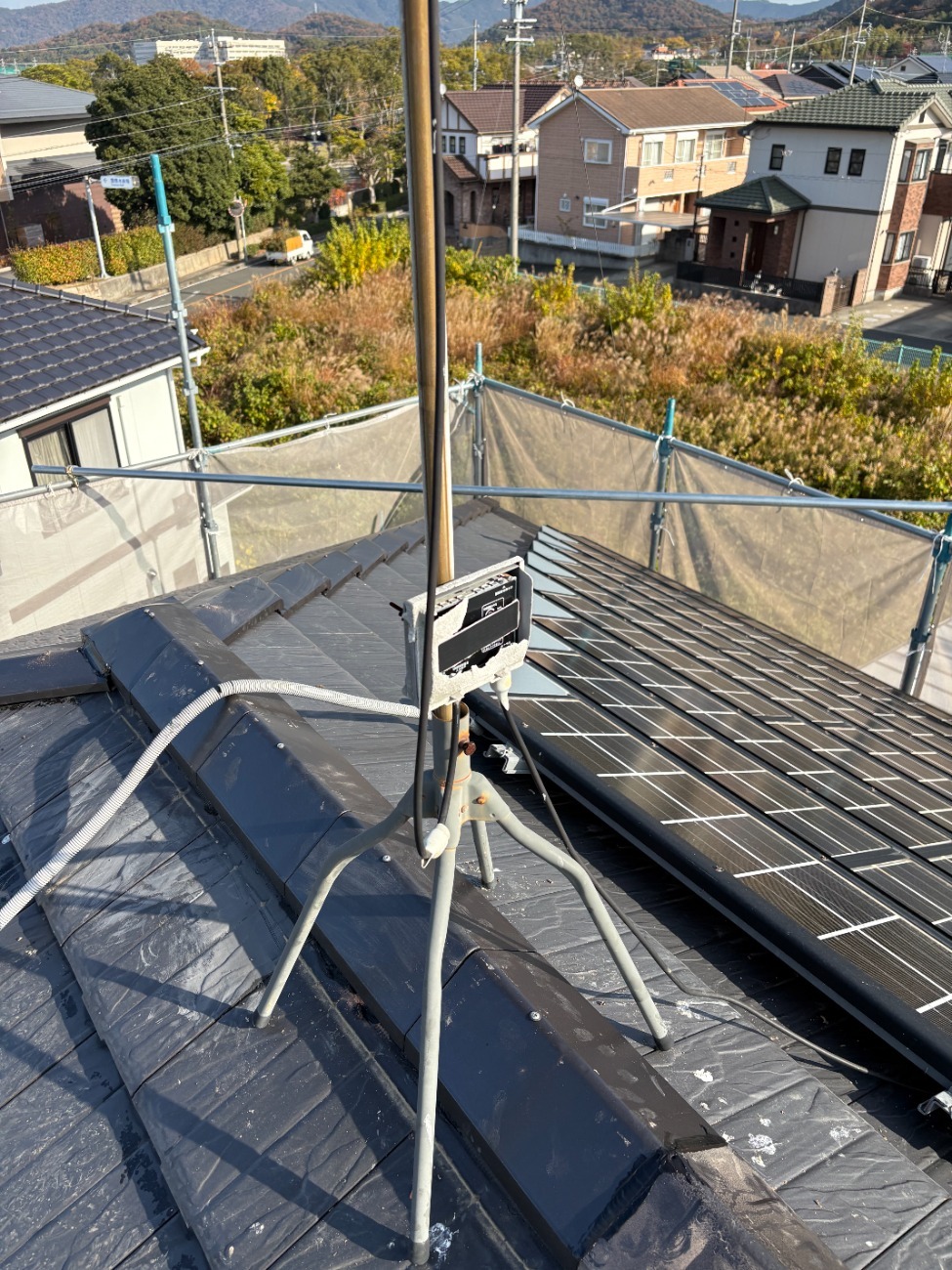 棟部に三角冠瓦を設置した様子