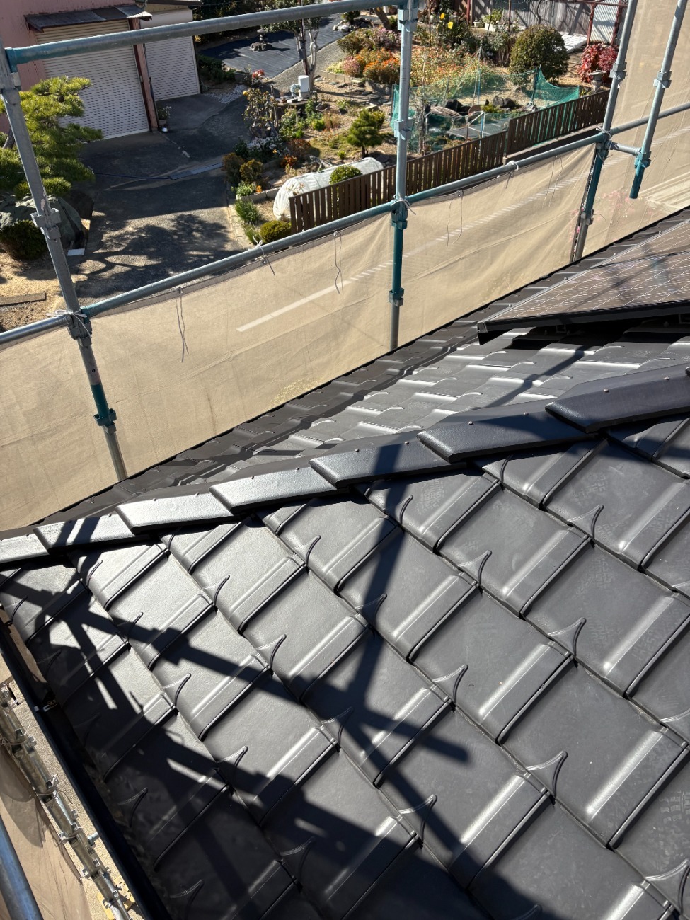 隅棟の差し棟板金の上に棟瓦を設置した状況