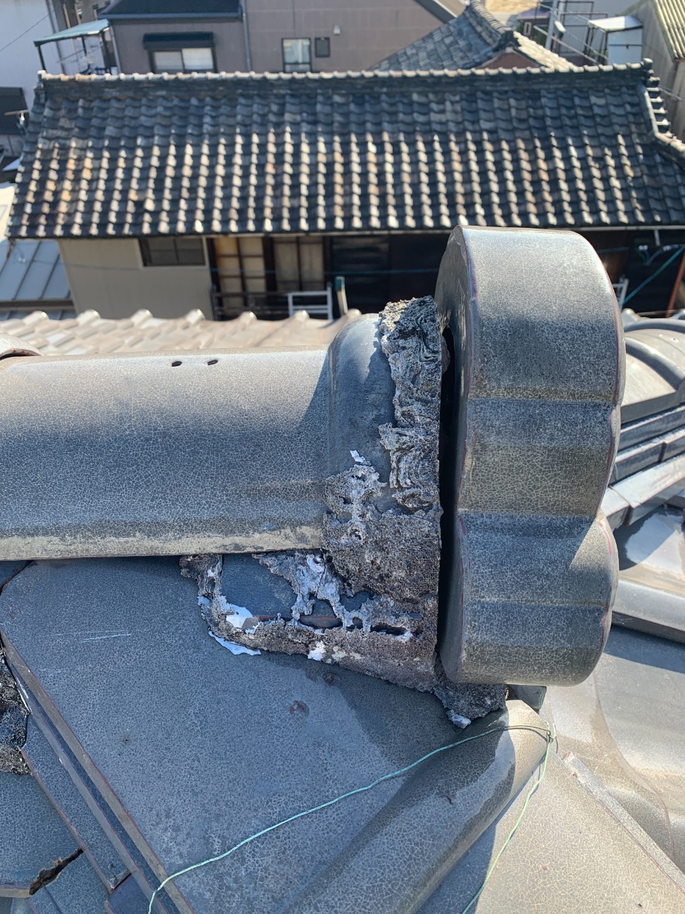 鬼瓦と棟瓦のつなぎ目に施した漆喰