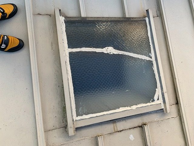割れた天窓のガラスのコーキング補修